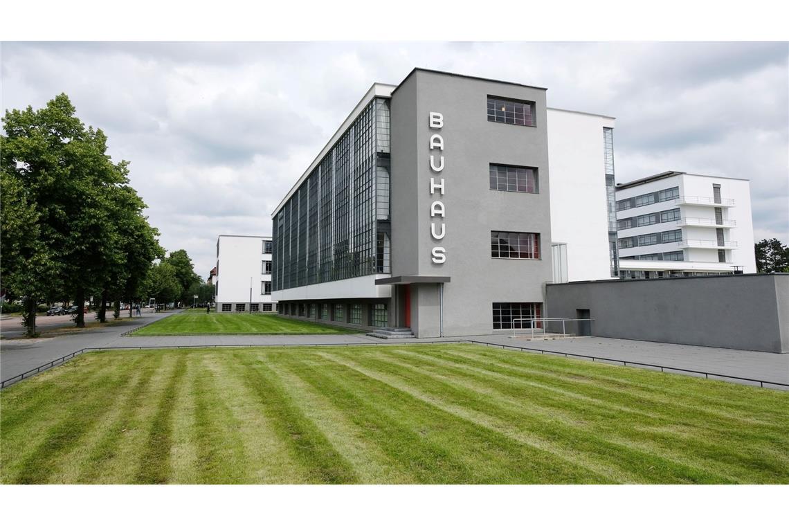 Eine Ikone der Architekturgeschichte: Das Bauhausgebäude Dessau, das ehemalige Schulgebäude des Staatlichen Bauhauses in Dessau, wurde 1925 von Walter Gropius entworfen und 1925/26 für das zuvor in Weimar befindliche Bauhaus errichtet. (Archivbild)