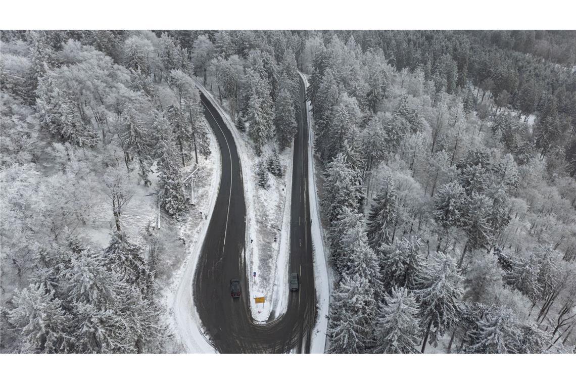 Eine Luftaufnahme mit einer Drohne zeigt Schnee auf den Bäumen des Feldberg im Taunus.