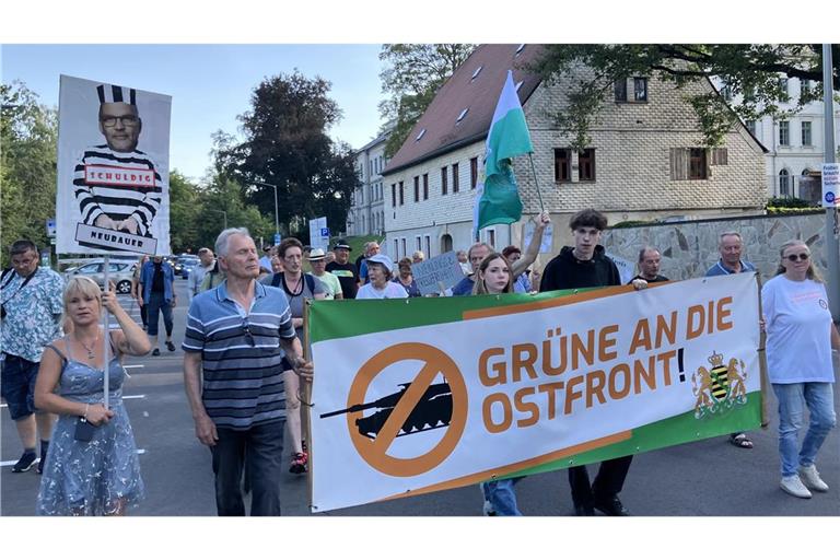 Eine Montagsdemo in der sächsischen Stadt Freiberg zwischen Chemnitz und Dresden – unterstützt von der Kleinstpartei „Freie Sachsen“, die der Verfassungsschutz als erwiesen rechtsextremistisch einstuft.