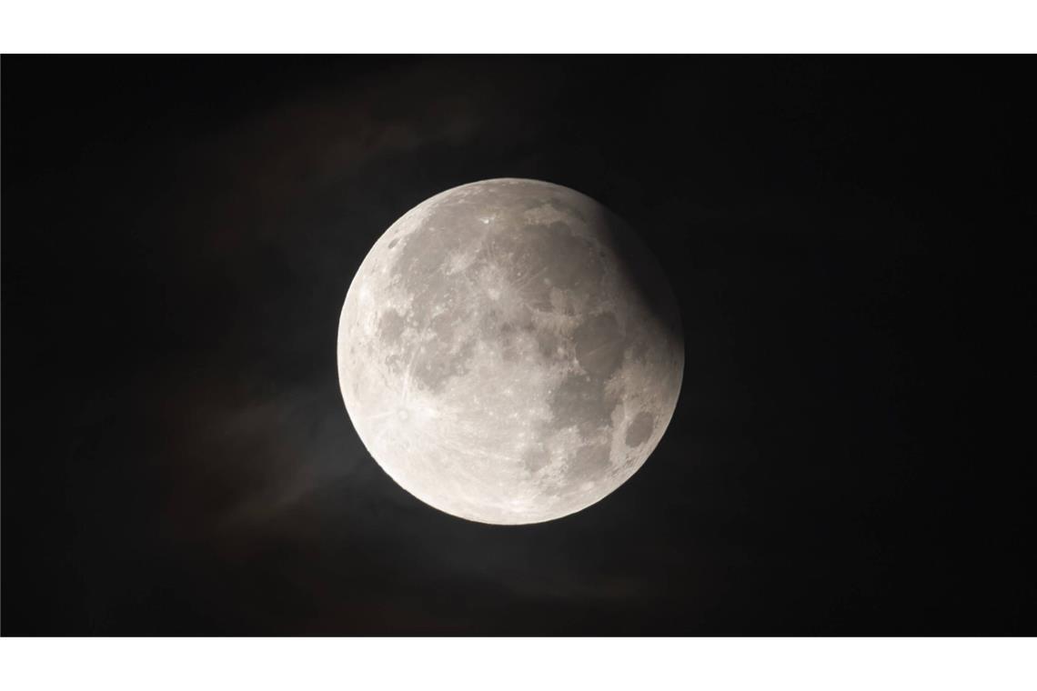 Eine partielle Mondfinsternis war bei klarem Wetter im Rheinland, wie hier in Wachtberg bei Bonn in den frühen Morgenstunden am 18. September klar zu erkennen.