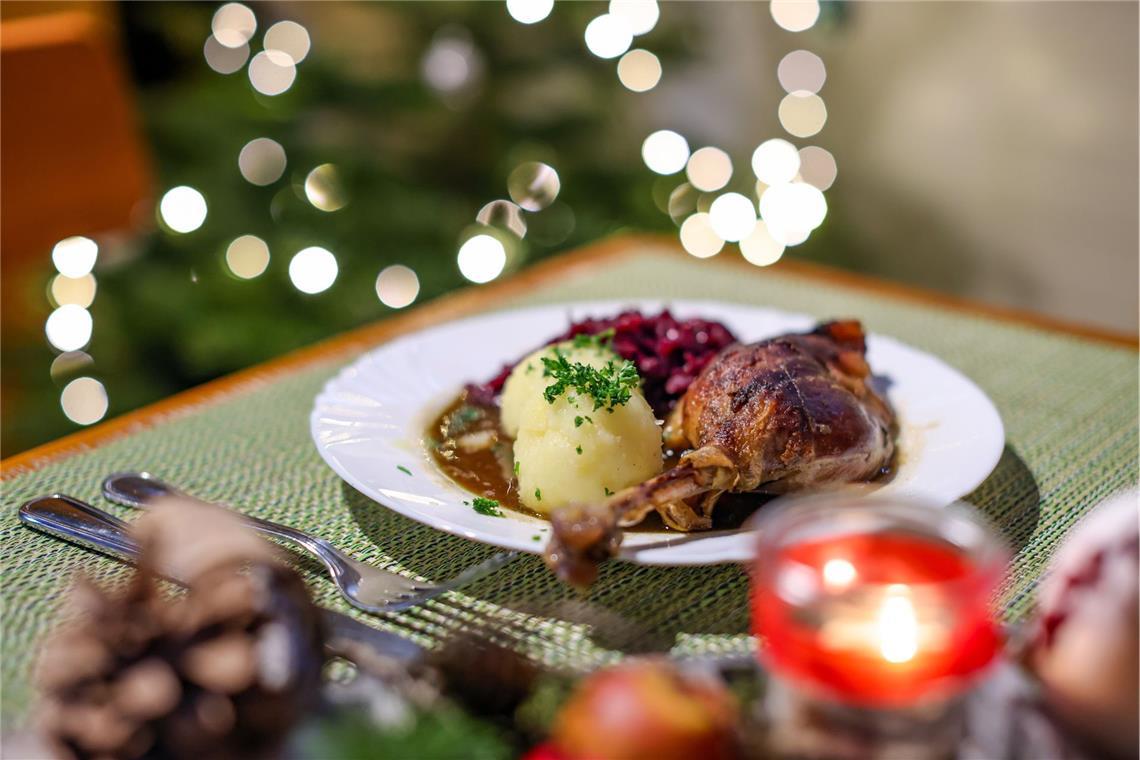 Eine Portion Gänsekeule mit Rotkraut und Klößen steht auf einem Tisch im Restaurant der Gänsezucht Eskildsen im sächsischen Wermsdorf.