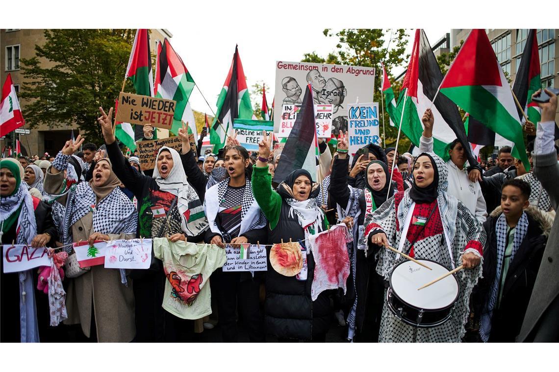 Eine propalästinensische Demonstration findet anlässlich des ersten Jahrestages des Überfalls der Hamas auf Israel auf dem Platz der Luftbrücke statt.