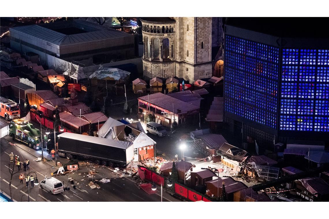 Eine Schneise der Verwüstung ist am 20.12.2016 auf dem Weihnachtsmarkt am Breitscheidplatz in Berlin zu sehen. Die Gefahr ist derzeit ebenfalls erhöht. (Archivbild)