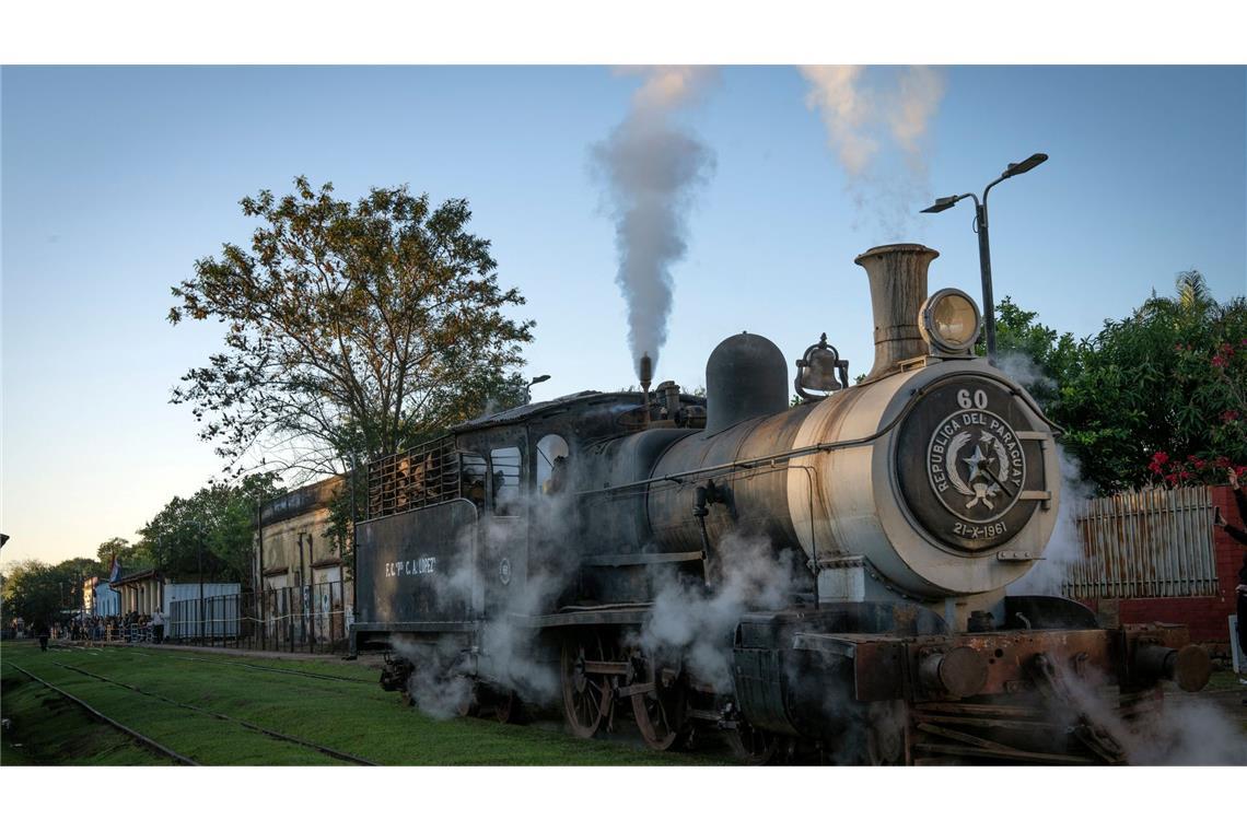 Eine schottische Dampflokomotive fährt während einer Ausstellung in Paraguay.