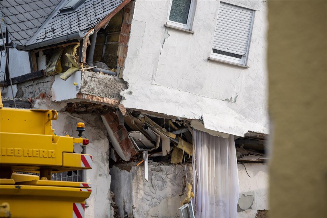 Eine schwer beschädigte Wand an einem teilweise eingestürzten Hotel. Laut Polizei ist ein Stockwerk des Gebäudes in der Verbandsgemeinde Traben-Trarbach gegen 23 Uhr eingebrochen.