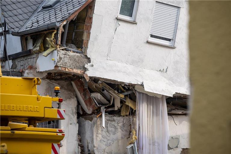 Eine schwer beschädigte Wand an einem teilweise eingestürzten Hotel. Laut Polizei ist ein Stockwerk des Gebäudes in der Verbandsgemeinde Traben-Trarbach gegen 23 Uhr eingebrochen.