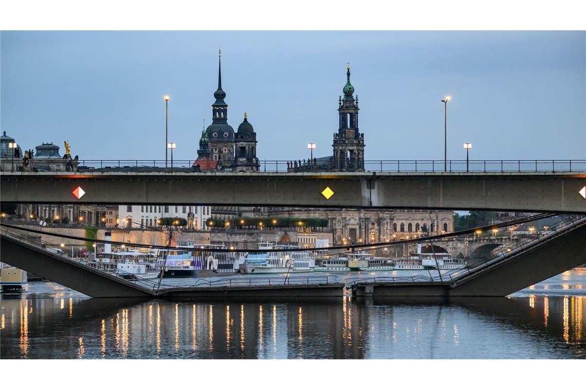 Eine Straßenbahn war glücklicherweise gerade nicht auf der Brücke.