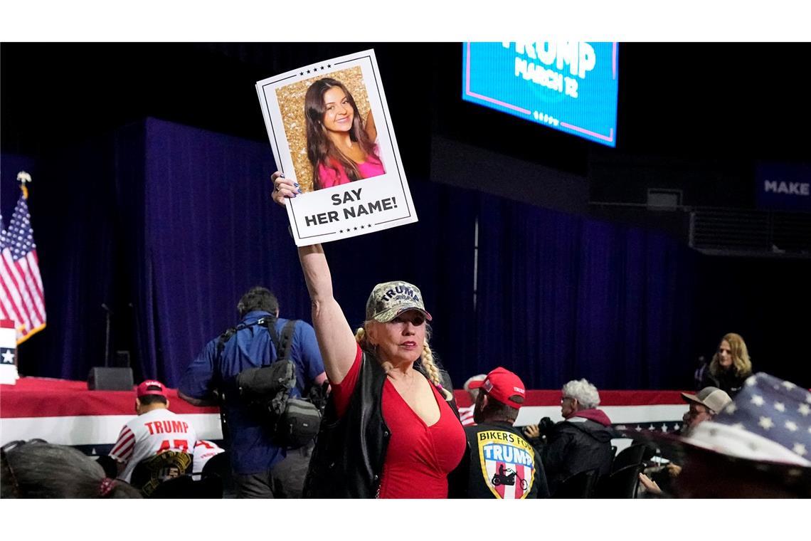 Eine Trump-Unterstützerin hält bei einer Wahlkampfveranstaltung im Bundesstaate Georgia ein Schild in die Höhe, dass die ermordete Studentin Laken Riley zeigt. (Archivbild)