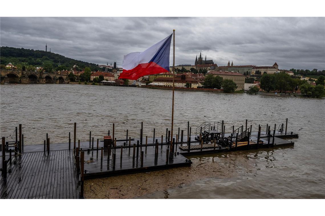 Eine tschechische Flagge steht in der Moldau in Prag.