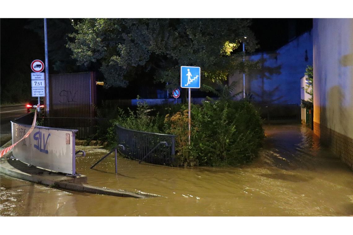 Eine Unterführung ist im Landkreis Karlsruhe mit Wasser vollgelaufen. Derzeit sind Menschen in manchen Straßenzügen von Bruchsal weiter von der Stromversorgung.