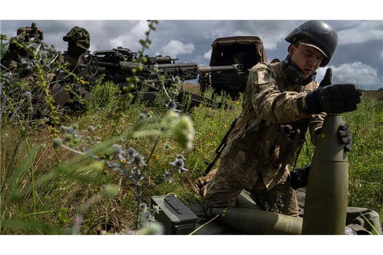 Eine von den USA gelieferte Haubitze im Einsatz in der Ukraine. Die USA sind der wichtigste Waffenlieferant des von Russland angegriffenen Landes. (Archivbild)