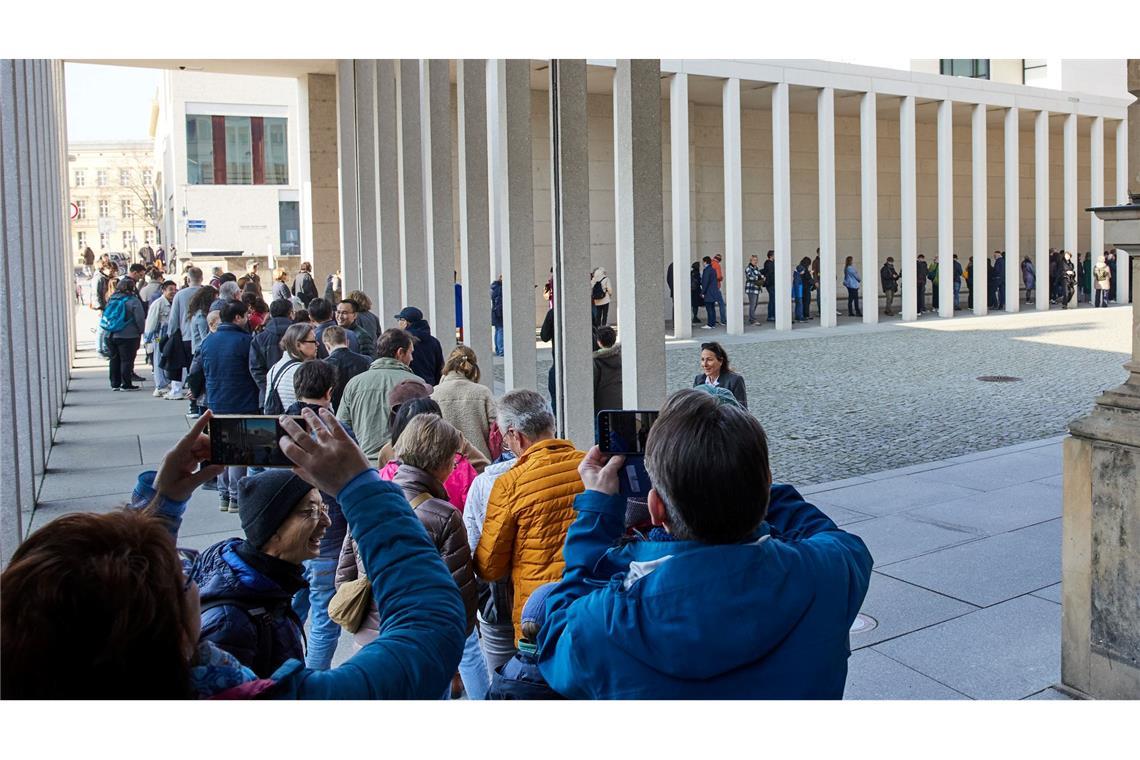 Eine Warteschlange bildete sich vor dem Eingang des Pergamonmuseums.