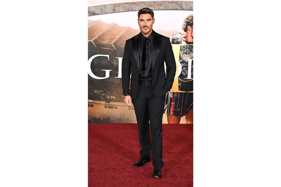 Einen eleganten Anzug ganz in Schwarz trug Hairstylist Chris Appleton bei der Premiere von „Gladiator II“ in Los Angeles.