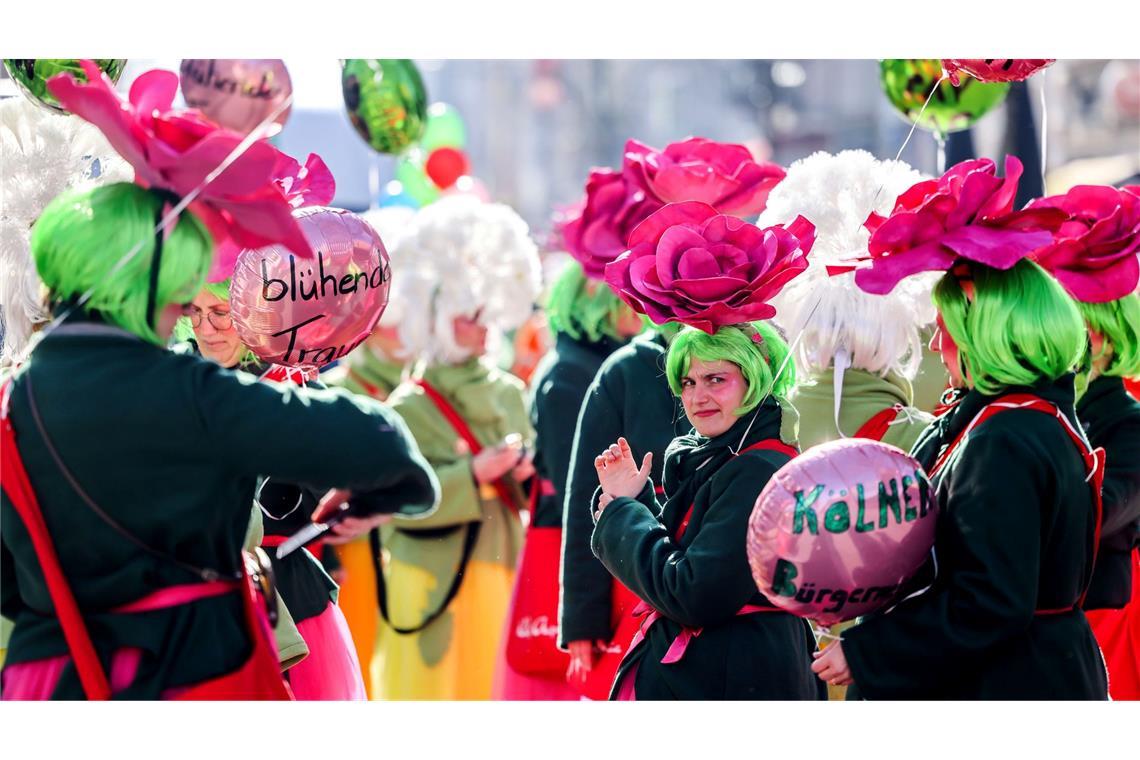 Einen Tag vor Rosenmontag ziehen traditionell die "Schull- und Veedelszöch" durch Köln.