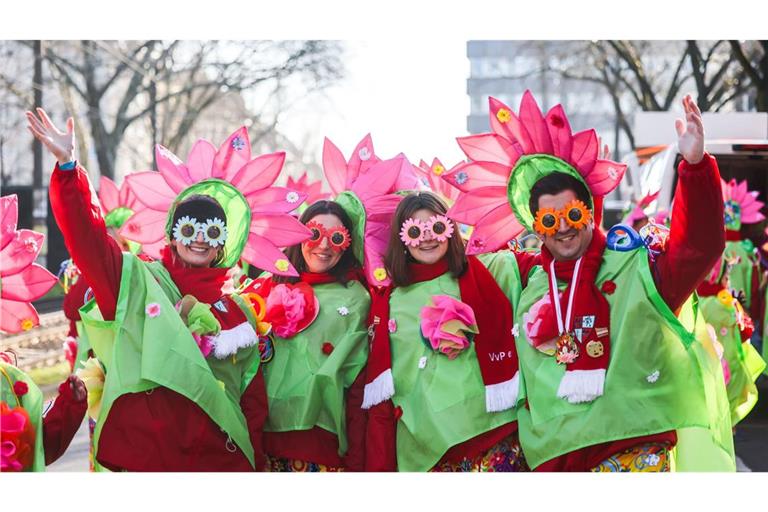 Einen Tag vor Rosenmontag ziehen traditionell die "Schull- und Veedelszöch" durch Köln.