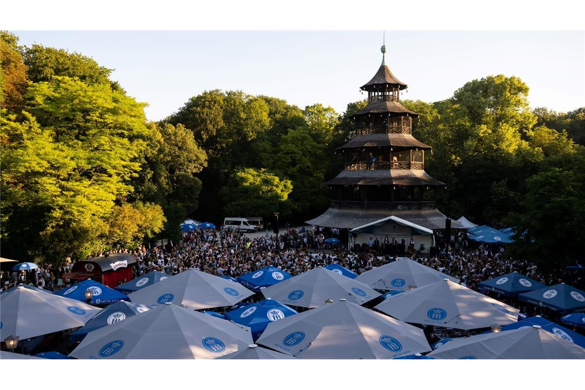 Einer der bekanntesten Biergärten Münchens ist der am Chinesischen Turm im Englischen Garten. (Archivbild)