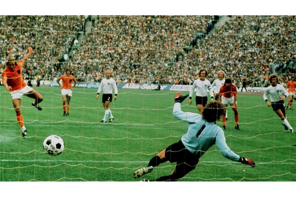 Eines seiner bekanntesten Tore: Johan Neeskens trifft im WM-Endspiel 1974 gegen Deutschland zur 1:0-Führung.