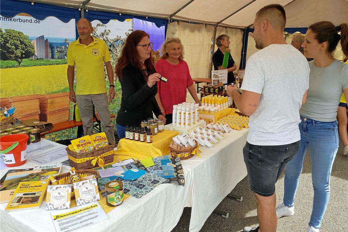 Einmal mehr lockt das Bienenfest des Bezirksbienenzüchtervereins Murrhardt die Besucherscharen auf den Festplatz neben der Gemeindehalle in Fornsbach. Vorsitzender Rudolf Hofmann (links) freut sich sehr über die gute Resonanz. Foto: Brigitte Hofmann