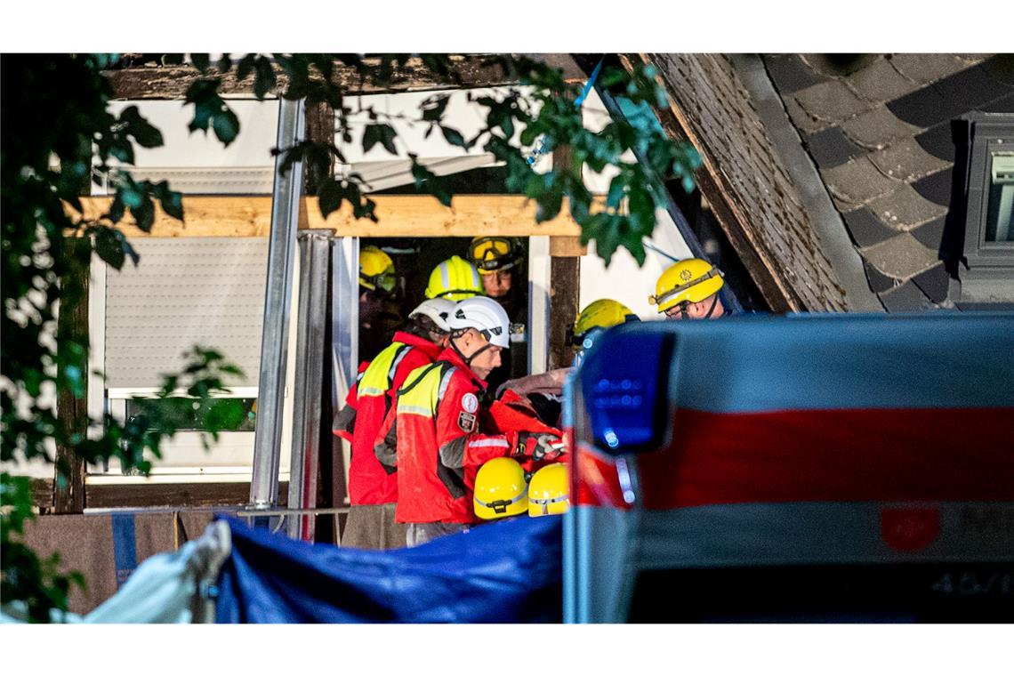 Einsatzkräfte bergen die letzte überlebende Person aus den Trümmern des Hotels.