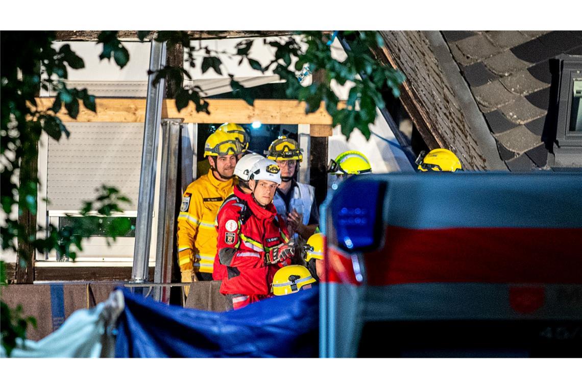 Einsatzkräfte bergen eine Person aus dem teilweise eingestürzten Hotel in Kröv.