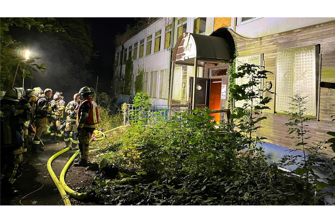 Einsatzkräfte der Feuerwehr haben eine Gruppe Jugendliche aus einem alten Schwimmbad in Essen-Kray gerettet.