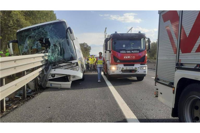 Einsatzkräfte der Feuerwehr untersuchen einen verunglückten Reisebus. In der Toskana ist es zu einen schweren Unfall gekommen.