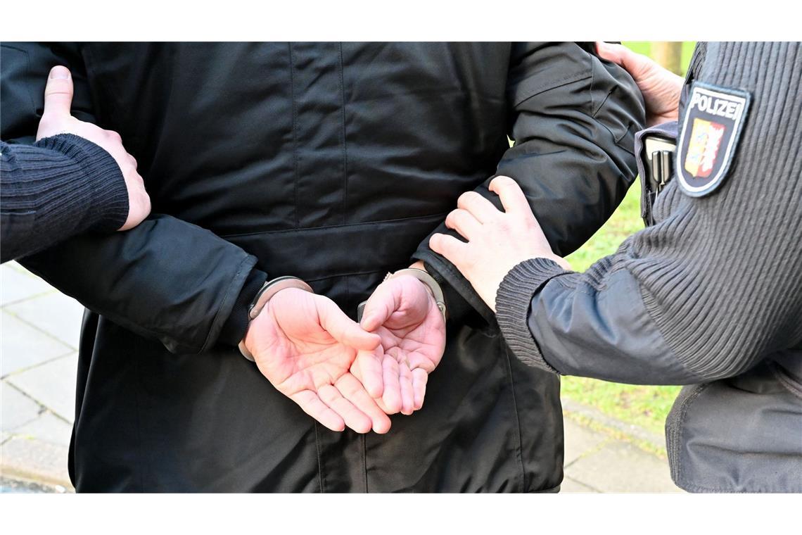 Einsatzkräfte der Polizei nahmen den 28-Jährigen vor Ort fest. (Symbolbild)