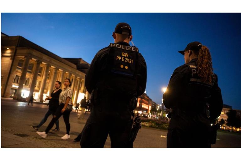 Einsatzkräfte der Polizei stehen  in Stuttgart auf dem Schlossplatz Streife.