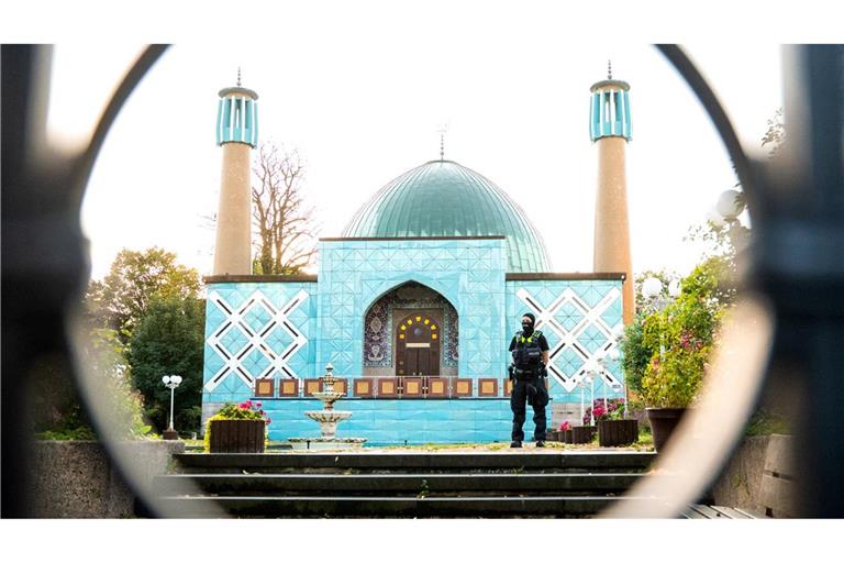 Einsatzkräfte der Polizei stehen während einer Razzia auf dem Gelände vom Islamischen Zentrum Hamburg (IZH) mit der Imam Ali Moschee (Blaue Moschee) an der Außenalster (Archivbild).