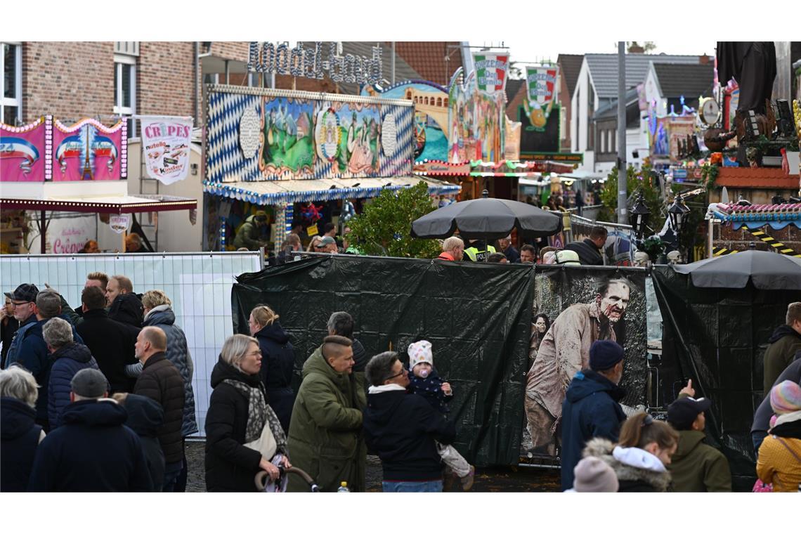 Einsatzkräfte haben auf dem Gallimarkt einen Sichtschutz aufgebaut, nachdem am  Nachmittag ein Fahrgeschäft in Brand geraten ist.