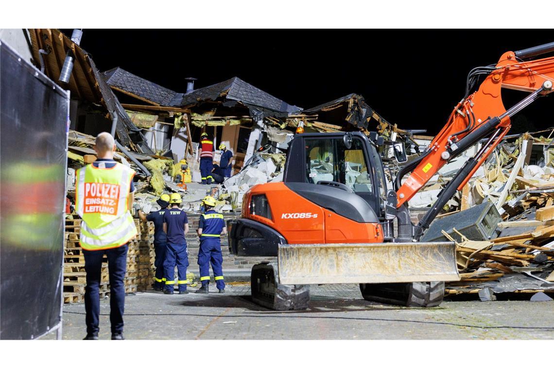 Einsatzkräfte räumten zur Bergung der zweiten Leiche Trümmer beiseite.