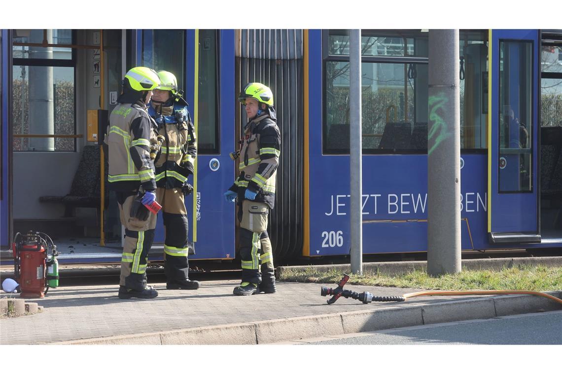 Einsatzkräfte von Polizei und Feuerwehr waren nach dem Brandanschlag auf eine Frau in einer Straßenbahn in Gera am Sonntag im Einsatz.