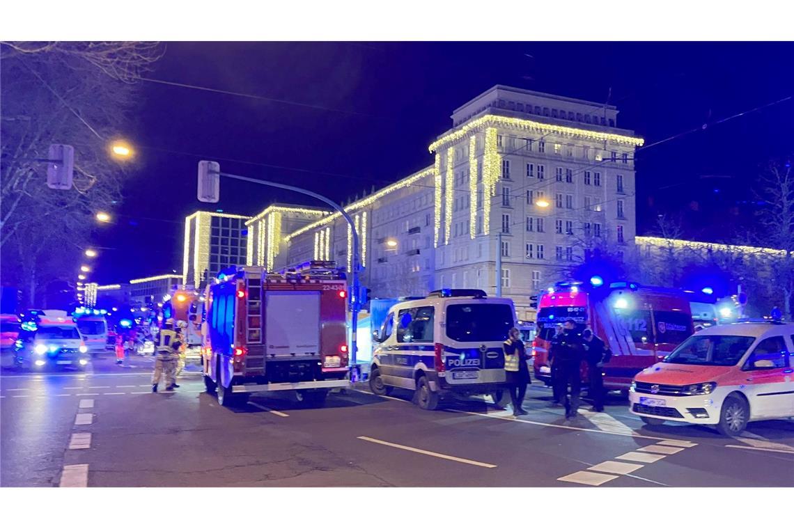 Einsatzkräfte von Rettungsdiensten, Polizei und Feuerwehr sind im Einsatz auf dem Weihnachtsmarkt in Magdeburg.