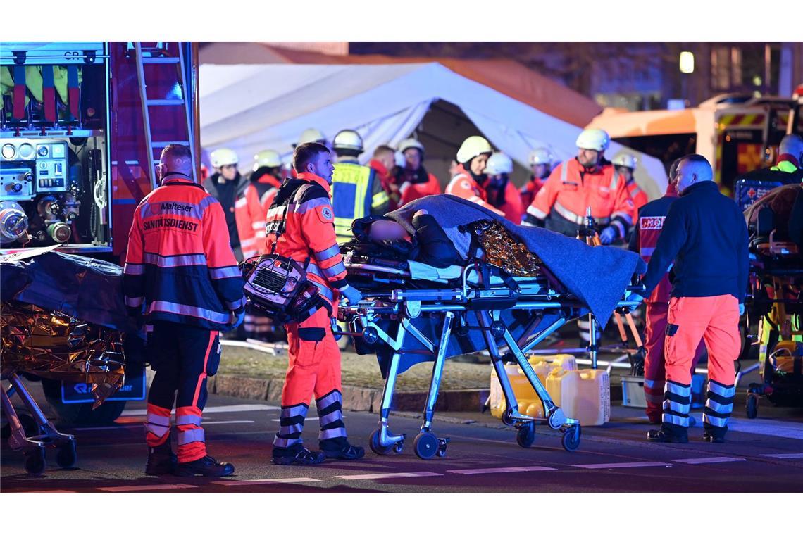 Einsatzkräfte von Rettungsdiensten, Polizei und Feuerwehr sind im Einsatz auf dem Weihnachtsmarkt in Magdeburg.