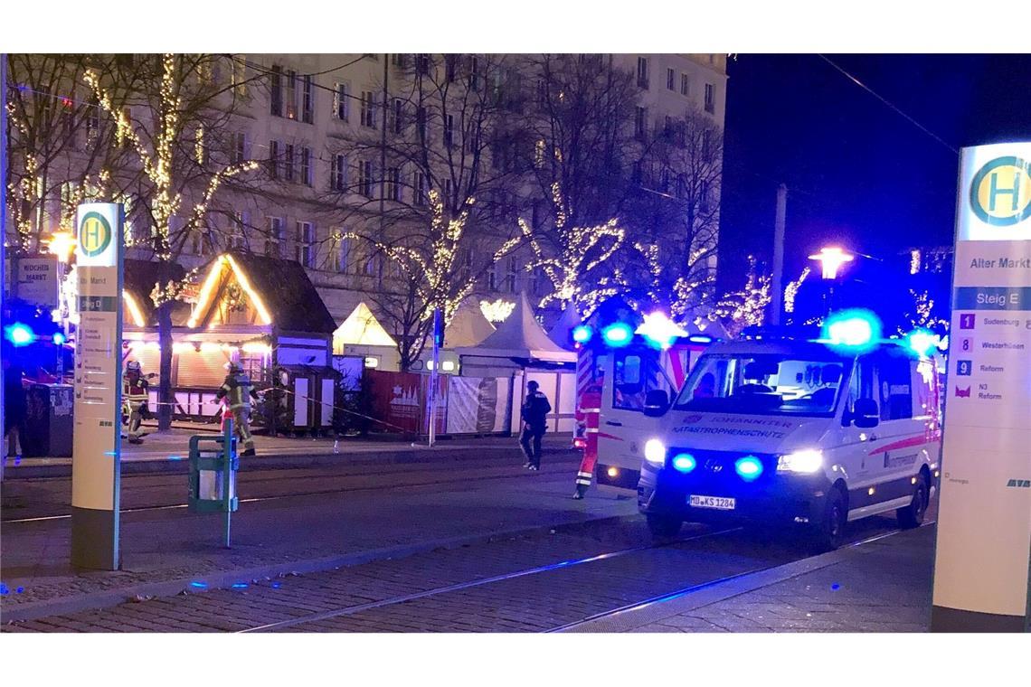 Einsatzkräfte von Rettungsdiensten sind im Einsatz auf dem Weihnachtsmarkt in Magdeburg.