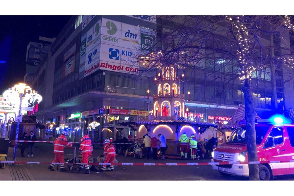 Einsatzkräfte von Rettungsdiensten und Feuerwehr sind im Einsatz auf dem Weihnachtsmarkt in Magdeburg.