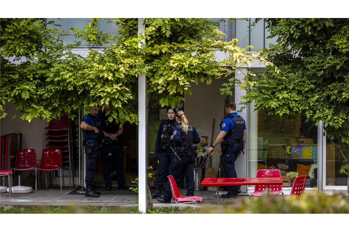 Einsatzkräfte waren vor einem Gebäude, in dem eine Kindertagesstätte sein soll, im Einsatz.