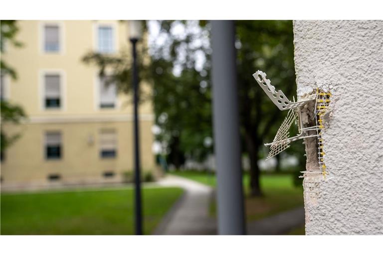 Einschussloch an der Fassade des israelischen Generalkonsulats: Nach der mutmaßlichen Terrortat in München vernimmt die Polizei rund 100 Zeugen.