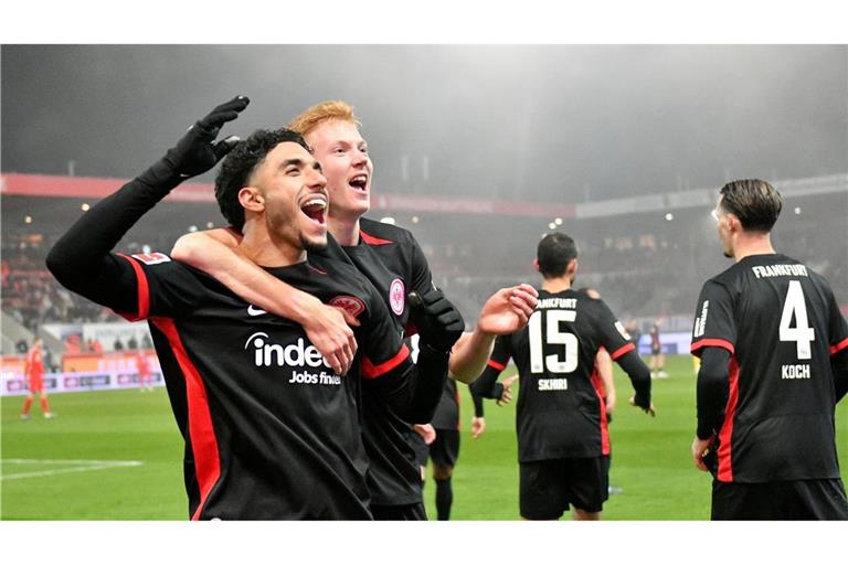 Eintracht Frankfurts Omar Marmoush (l) bejubelt seinen zweiten Treffer gegen Heidenheim.