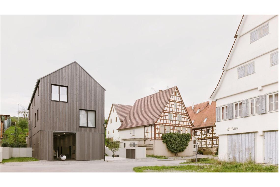 Einziger Wohnbau von Stuttgarter Architekten ist jener von LIMA Architekten. Sie  haben   ein Wohnhaus für zwei Familien samt Fliegerscheune in Ammerbuch (Landkreis Tübingen) entworfen.