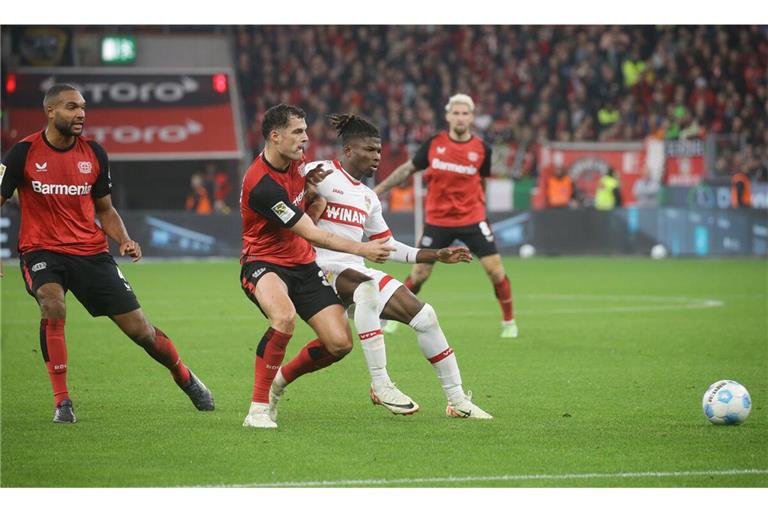 El Bilal Touré (Mitte) hat einen schweren Stand in Leverkusen. Hier behauptet sich der VfB-Stürmer gegen Granit Xhaka.
         
            Foto: Baumann