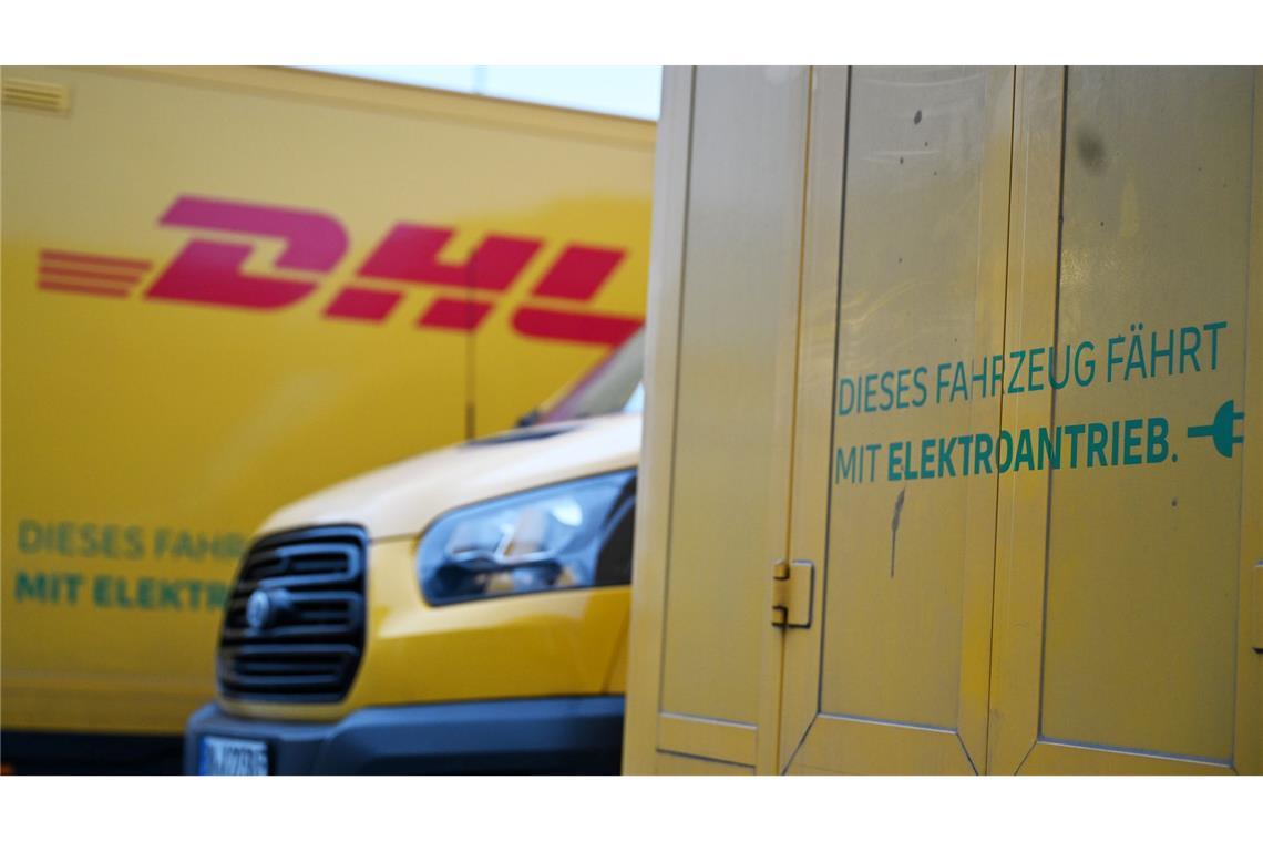 Elektro-Transporter von DHL stehen auf dem Gelände einer Düsseldorfer Zustellbasis. Von 120 Transportern sind dort 49 Stromer, auch dort soll der Elektro-Anteil künftig steigen.