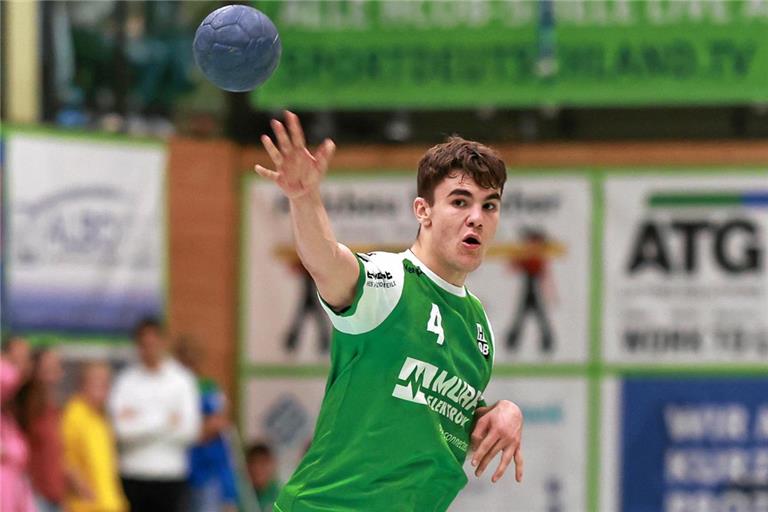 Elias Newel war in den vergangenen vier Wochen nicht nur für den HCOB am Ball. Der talentierte Rückraumspieler feierte sein Debüt für Frisch Auf Göppingen und im deutschen Juniorennationalteam. Foto: Alexander Becher