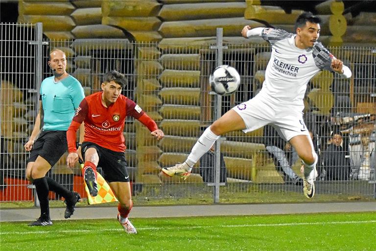 Elias Rahn (rotes Trikot) findet wie seine Mitspieler kaum eine Lücke in der kompakten Nöttinger Defensive. Foto: Tobias Sellmaier