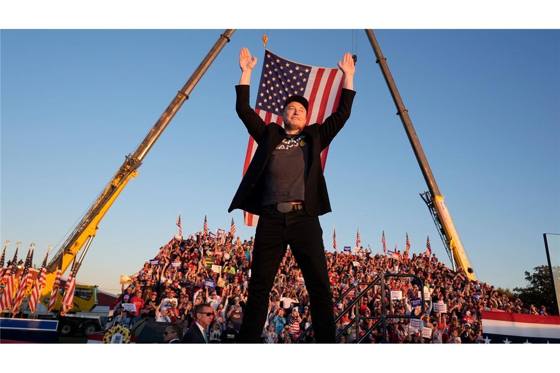 Elon Musk betritt die Bühne bei einer Wahlkampfveranstaltung für Donald Trump auf der Butler Farm Show in Pennsylvania.