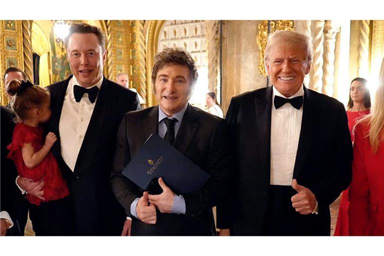 Elon Musk, CEO von Tesla und SpaceX (l.), Javier Milei, argentinischer Präsident (M.) und Donald Trump, designierter US-Präsident posieren für ein Foto in Mar-a-Lago in Palm Beach.