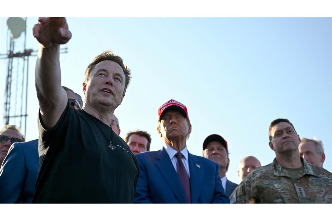 Elon Musk (l) spricht mit dem designierten US-Präsidenten Donald Trump (M) vor dem Start des sechsten Testflugs der SpaceX Starship-Rakete in Boca Chica, Texas