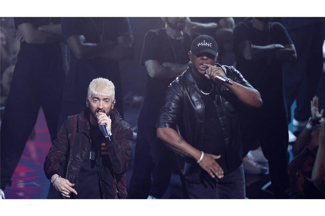 Eminem eröffnete die Show mit der Leadsingle „Houdini“ aus seinem neuen Album „The Death of Slim Shady“.