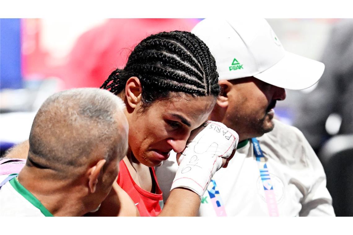 Emotionen pur: Algeriens Boxerin Khelif freut sich über eine sichere Medaille.