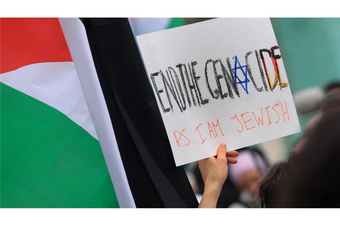 "End the Genocide, PS. I am jewish" - propalästinensische Demo in München